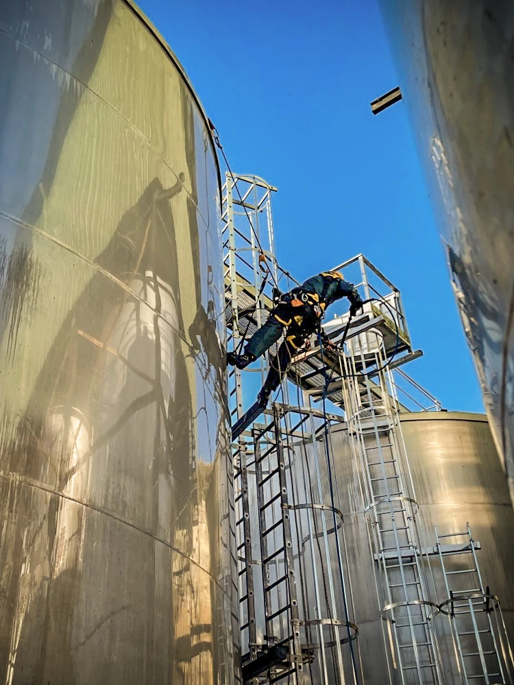Intervention de cordistes MS Access pour même l’inox aime briller chez PROTECH LAV à Cubzac Les Ponts (industrie) – 2